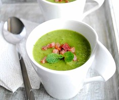 Zupa z zielonego groszku z miętą i boczkiem