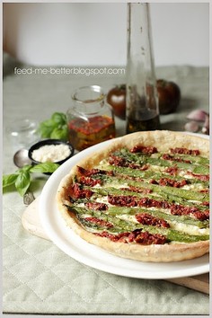 Domowa pizza ze szparagami i suszonymi pomidorami