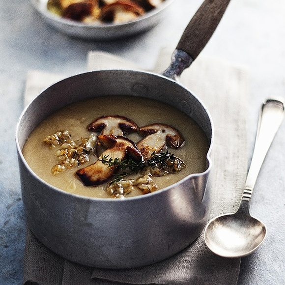 Zupa – krem z ziemniaków podawana z podsmażanymi borowikami