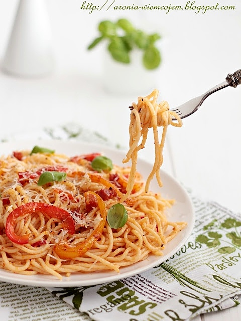 Pikantne spaghetti z papryką