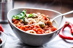 Spaghetti pomodoro z chili i oliwkami