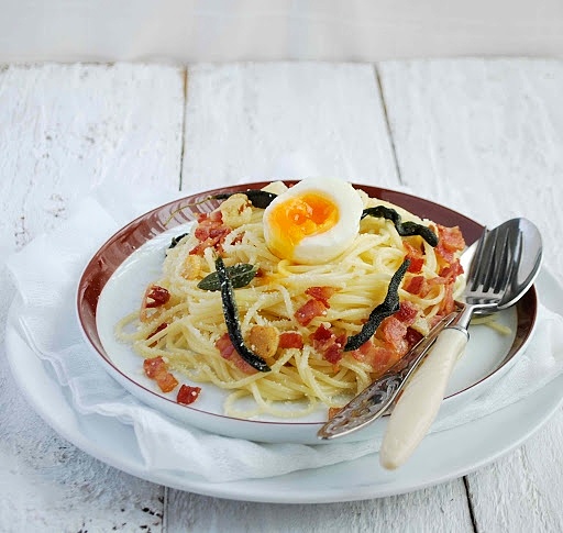 Spaghetti z boczkiem, szałwią i jajkiem na miękko