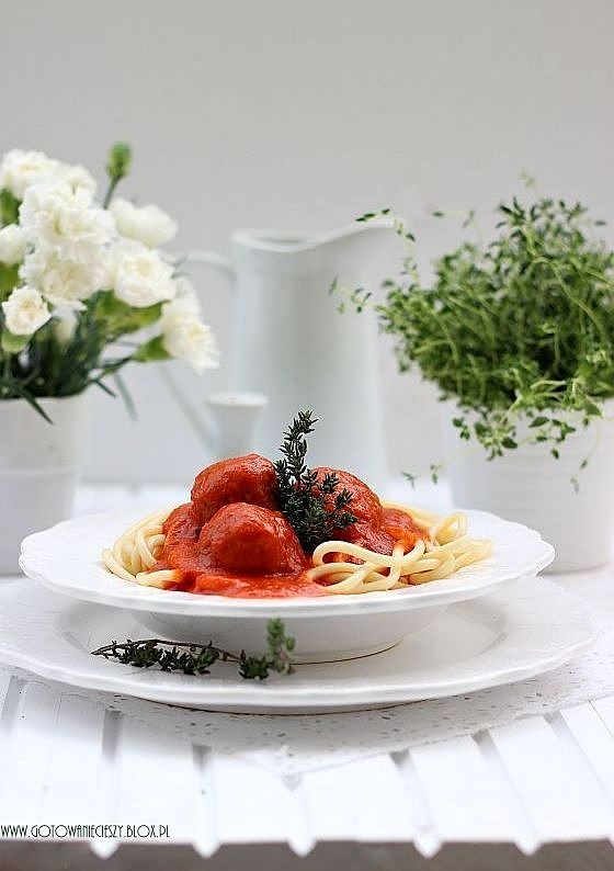 Dietetyczne spaghetti z klopsami drobiowymi w sosie pomidorowo paprykowym