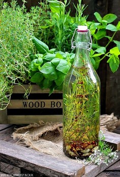 Olej rzepakowy aromatyzowany czosnkiem i ziołami
