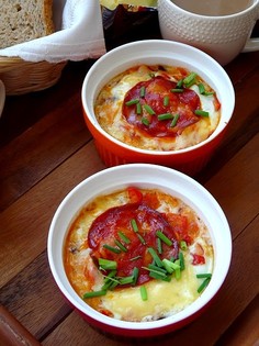 Zapiekanka pomidorowo-jajeczna z chili i chorizo