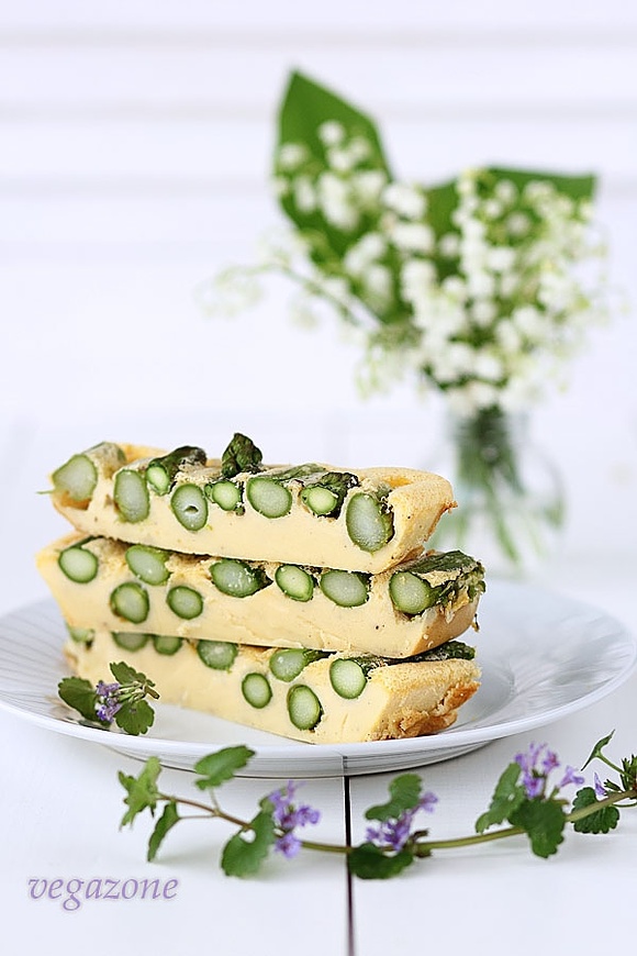 Zapiekany omlet z zielonymi szparagami