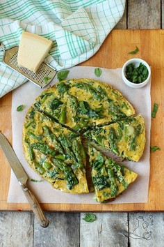 Zielony omlet ze szparagami i szpinakiem