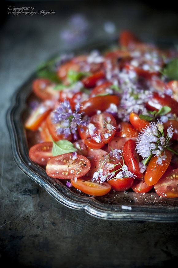 Sałatka pomidorowa z czerwoną cebulą i kwiatami dzikiego czosnku