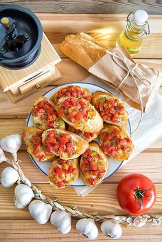 Bruschetta z pomidorami i mozzarellą