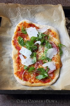Pizza z szynką parmeńską, rukolą i parmezanem (na drożdżowym zaczynie)