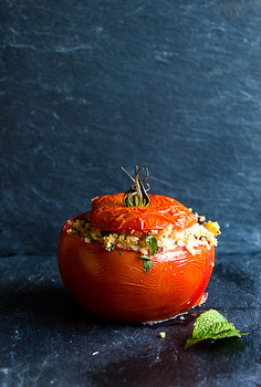 Pomidory faszerowane kuskusem, oliwkami i cieciorką polane sosem z tahiny