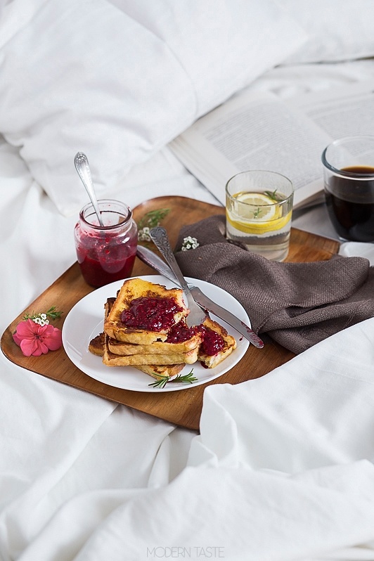 Śniadanie w łóżku i kokosowe tosty francuskie