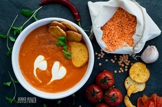 Rozgrzewająca zupa krem z pieczonych pomidorków i czerwonej soczewicy