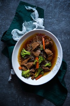 Azjatycka zupa z polędwiczką, makaronem ryżowym i warzywami