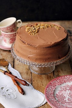 Tort czekoladowo-cynamonowy z nutellą i orzechami włoskimi