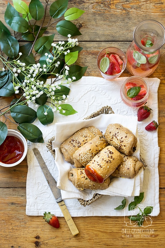 Bułeczki piknikowe z nadzieniem z liści rzodkiewki i fety