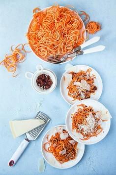 Super szybki obiad - spaghetti z marchewki z pesto z suszonych pomidorów