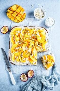 Bardzo proste ciasto migdałowe z kremem chałwowym i mango
