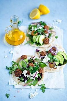 Greckie tiganopsomo z dodatkami (pszenne placki z kotlecikiami mięsnymi, awokado i serem feta)