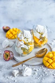 Bezowy deser: eton mess z mango i marakują