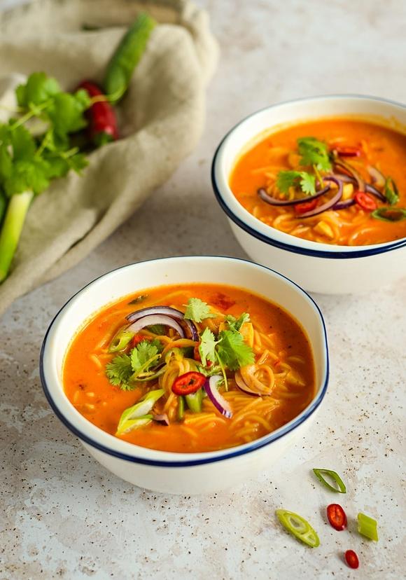 Pikantna zupa curry z makaronem ryżowym